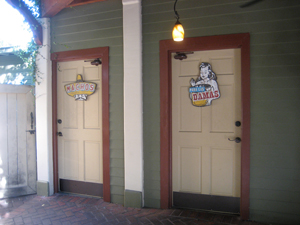 A photograph of two restroom doors one marked “Machos”, the other is marked “Para las Damas”