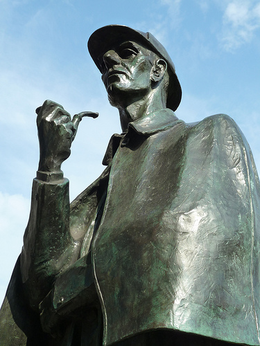 photo of the top half of a bronze Sherlock Holmes statue
