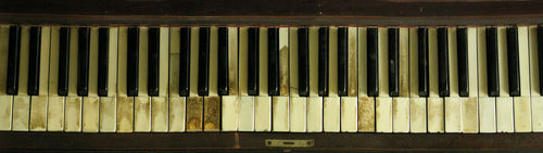 photo of yellowed, old piano keys