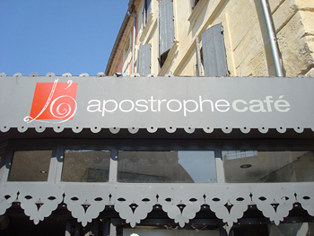 A sign outside a café that reads “L’apostrophe café.”